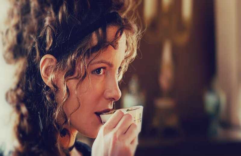 ‘Love & Friendship’ (2016). La primera adaptación de la novela epistolar de Austen tiene una protagonista muy distinta a las típicas mujeres de Austen. Manipulativa, engreída y astuta, Lady Susan Vernon no para en nada para lograr sus deseos. Oscuramente divertida, el largometraje celebra las incisivas observaciones de Austen sobre la sociedad en la que vivía.