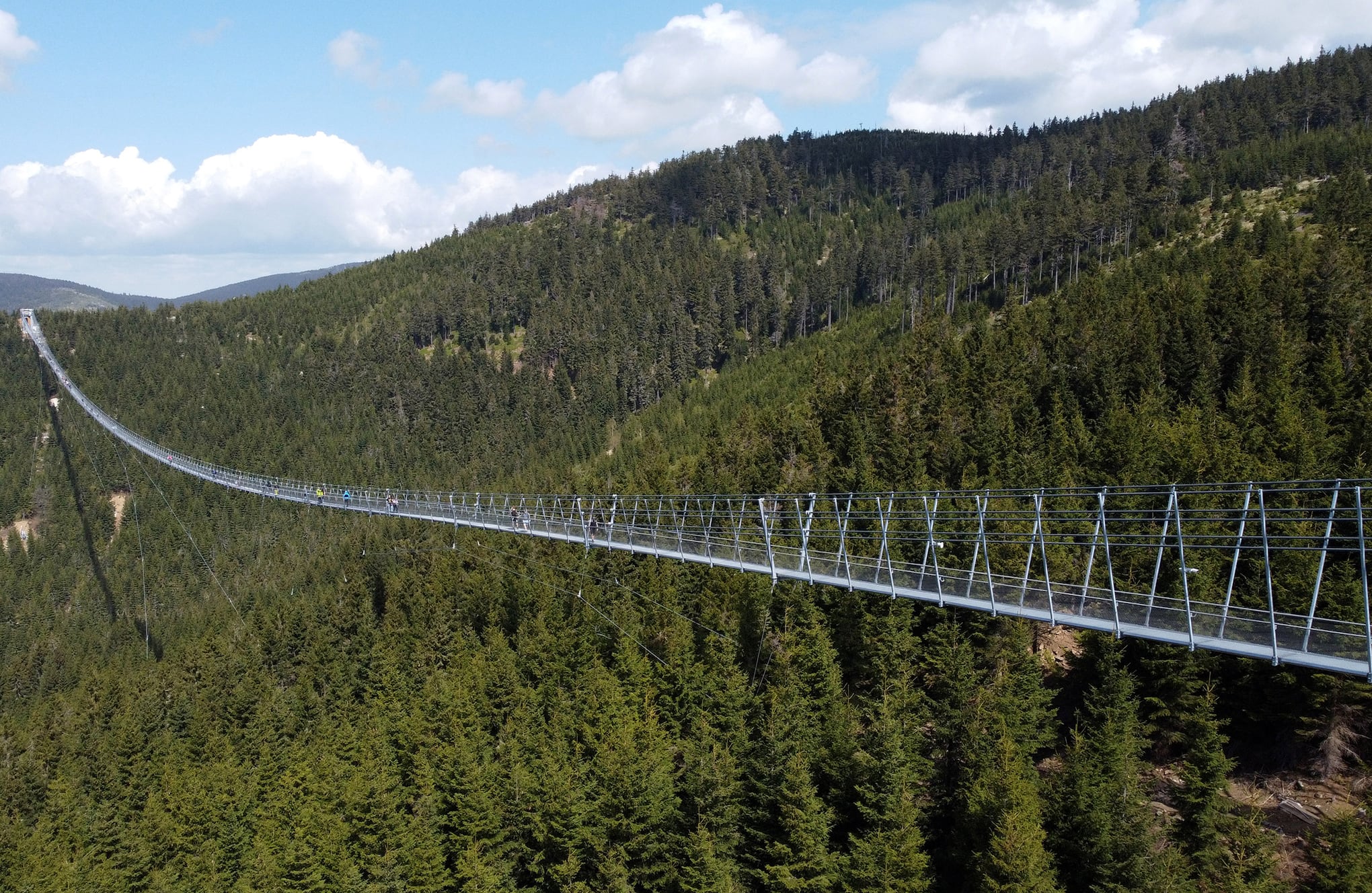 En imágenes: El puente colgante más largo del mundo recién inaugurado en Dolni Morava