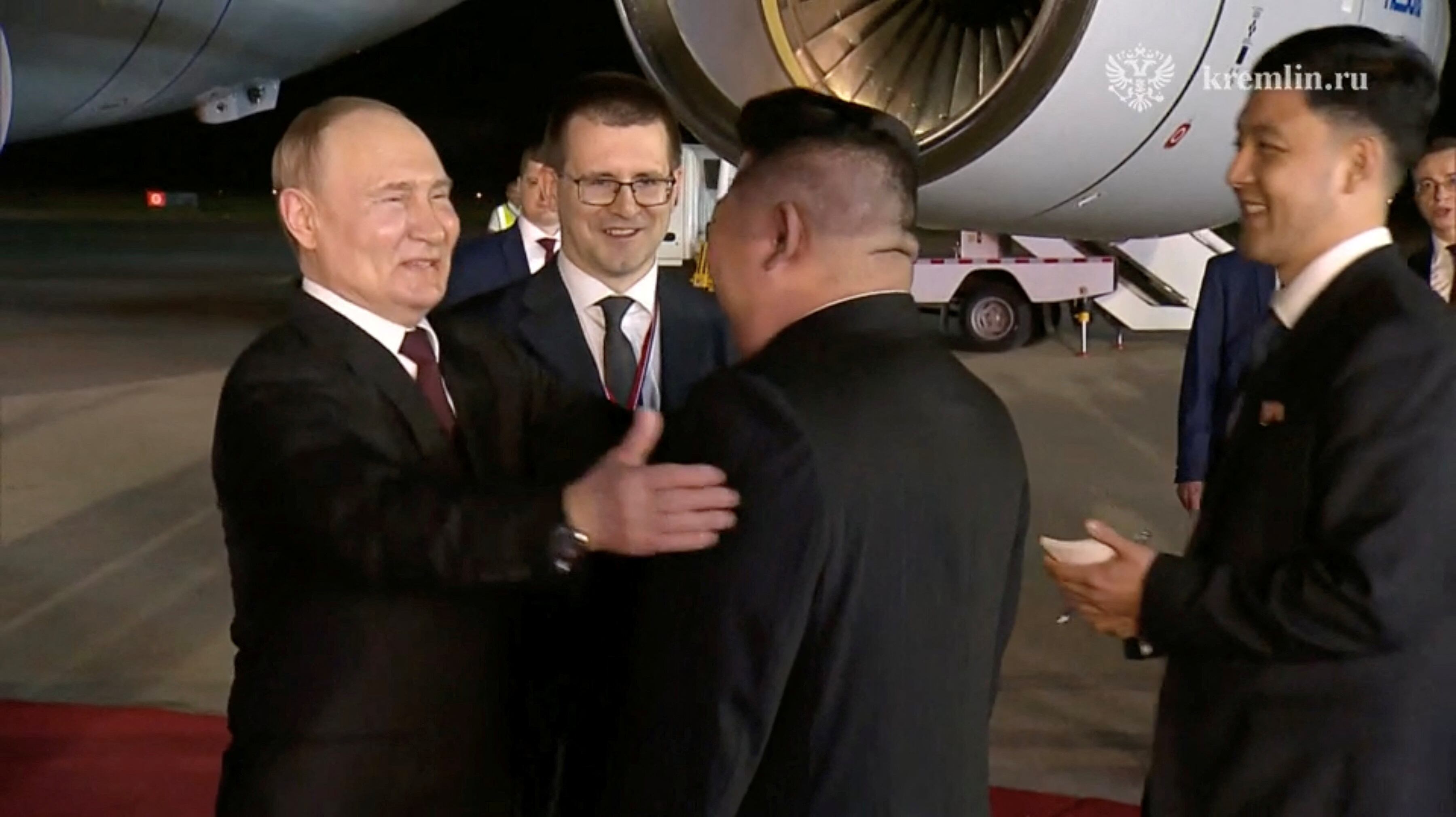 El presidente de Rusia, Vladimir Putin, es recibido por el líder de Corea del Norte, Kim Jong Un, durante una ceremonia de bienvenida en un aeropuerto de Pyongyang, Corea del Norte, el 19 de junio de 2024, en esta imagen fija tomada de un vídeo. Kremlin.ru/Handout vía REUTERS