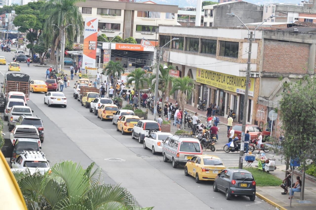 El común denominador al rededor de las bombas de gasolina en Cali