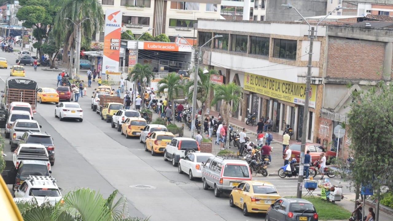 El común denominador al rededor de las bombas de gasolina en Cali