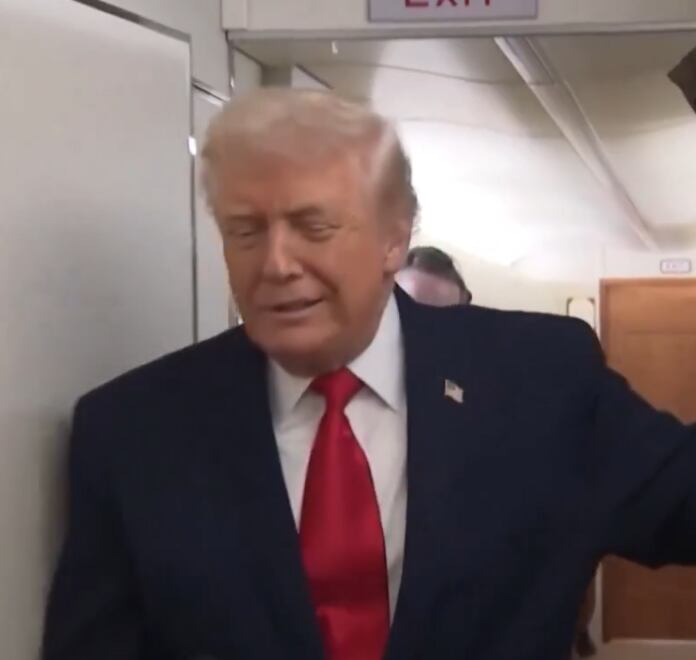 Donald Trump durante el momento incómodo