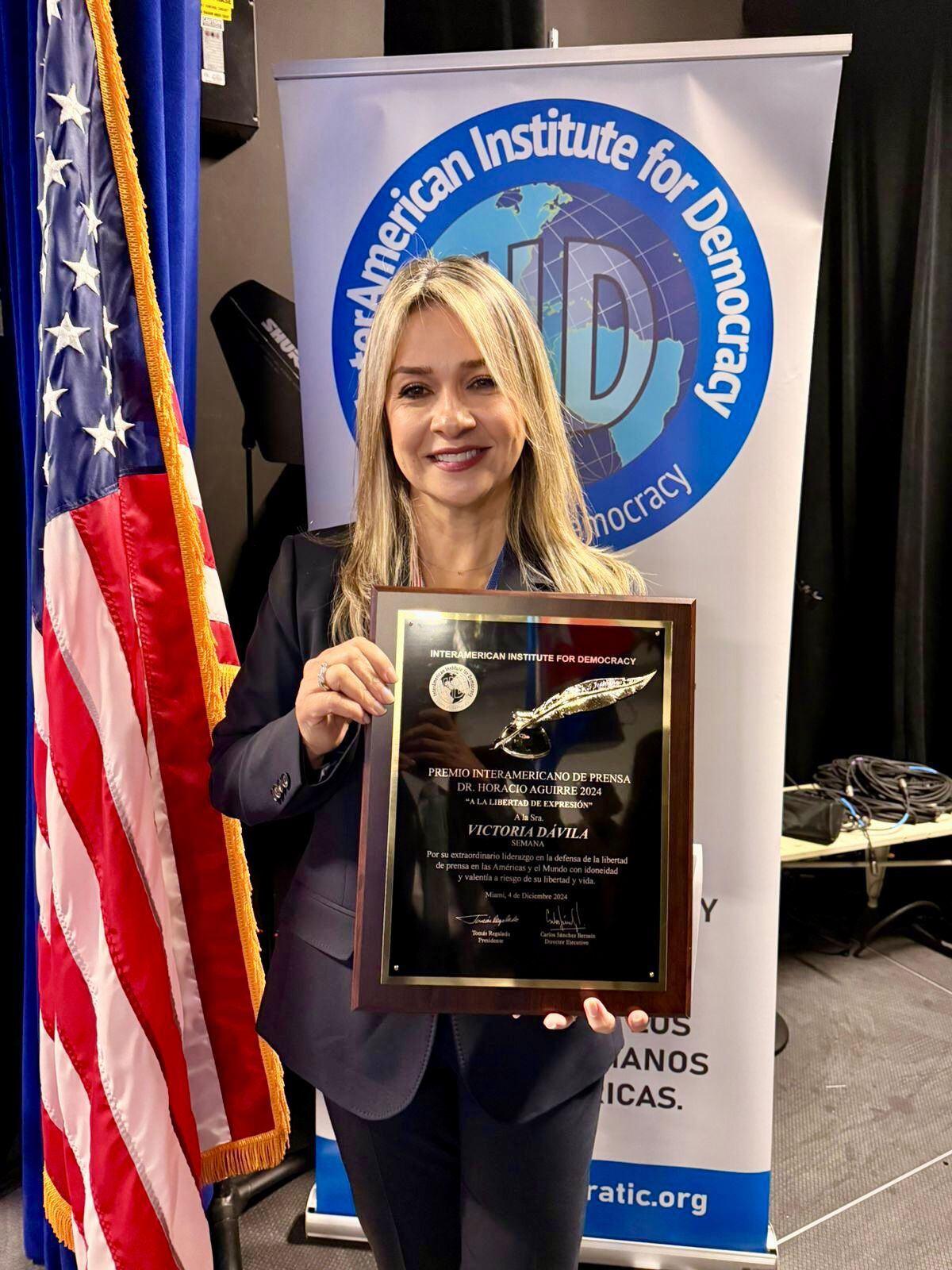 Premio entregado a Vicky Dávila.