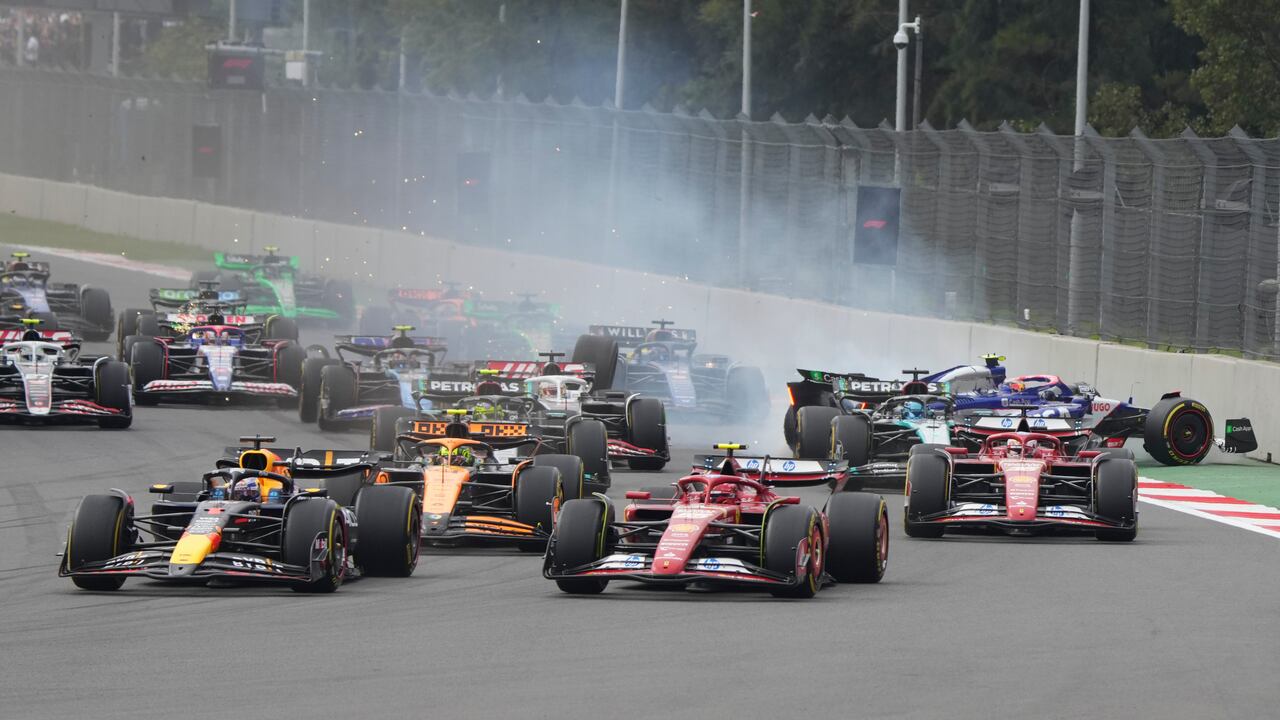 Red Bull driver Max Verstappen of the Netherlands, left, leads the field after the start of the Formula One Mexico Grand Prix auto race at the Hermanos Rodriguez racetrack in Mexico City, Sunday, Oct. 27, 2024. (AP Photo/Fernando Llano)