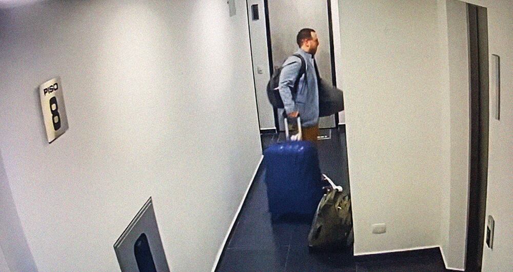 JUEVES 19 DE ENERO, 8:53 P. M. John Poulos llega al apartamento, alquilado por cuatro días, después de un viaje desde Estados Unidos. La maleta que lleva es la misma que usó para meter el cuerpo de Valentina.