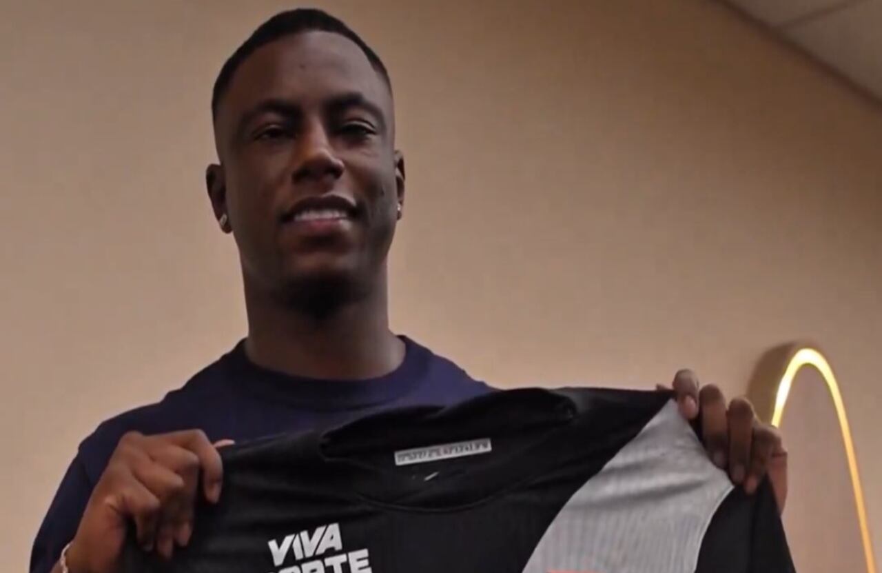 Marino Hinestroza posando con la camiseta de Vasco da Gama.