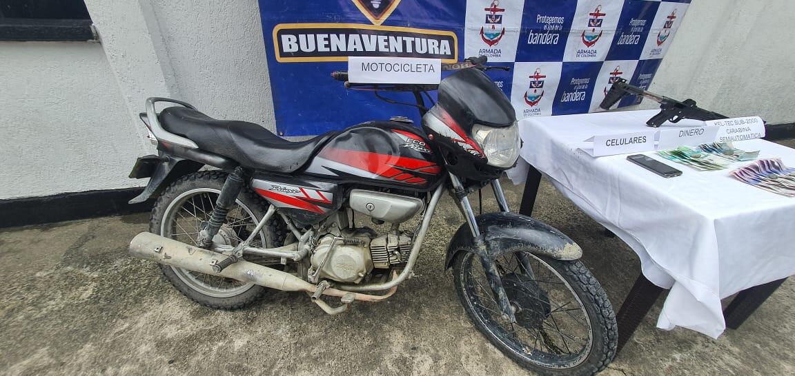 En esta motocicleta se desplazaban los extorsionistas.