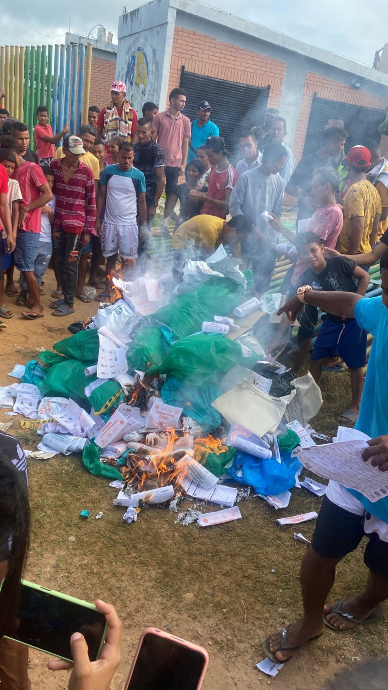 Material electoral quemado en Tiquisio, sur de Bolívar.