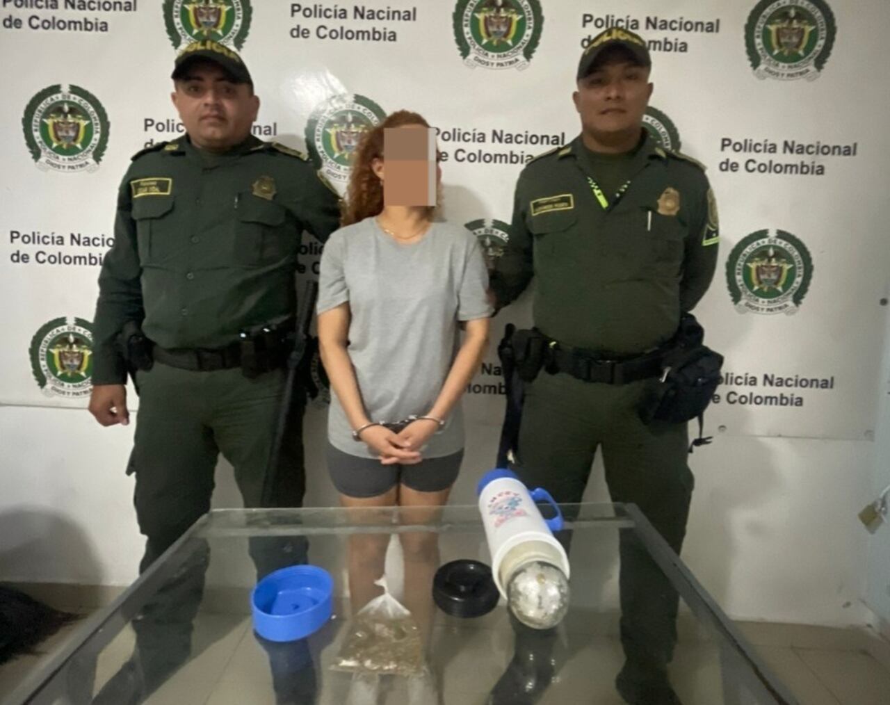 La mujer fue de visita a la estación de Policía.