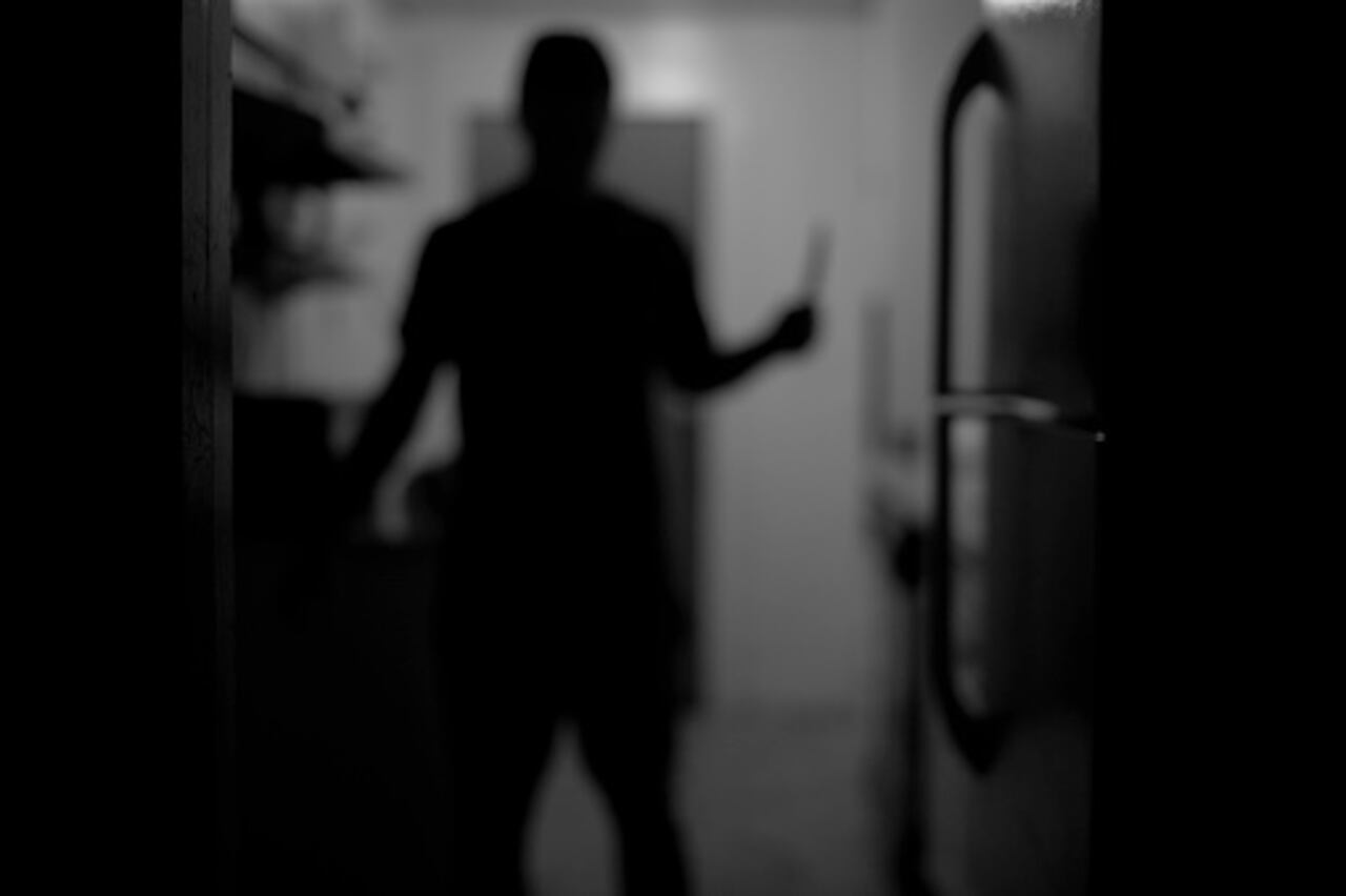 Uno de los delincuentes utilizando su celular iluminó con la linterna al interior de la vivienda, lo que llevó al uniformado a accionar su arma de dotación, dando muerte a esta persona.