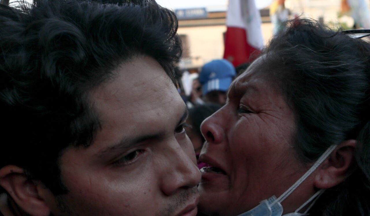 Familiares de los manifestantes de la Universidad de San Marcos piden de manera desconsolada información sobre los detenidos