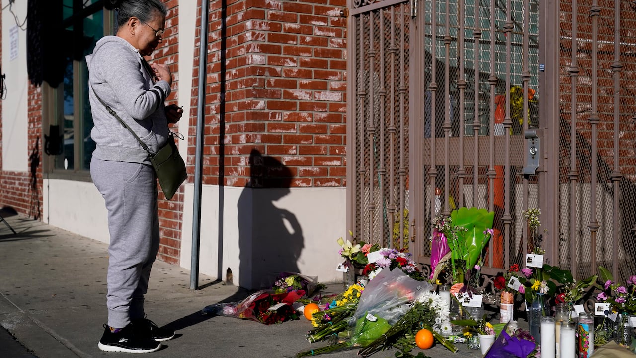 Yolanda Gallegos, de 72 años, ora por las víctimas que murieron en un tiroteo afuera de Star Dance Studio en Monterey Park, California, el lunes 23 de enero de 2023. (AP Photo/Jae C. Hong)