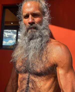 Ex modelo de Versace Troy Casey bebe su propia orina