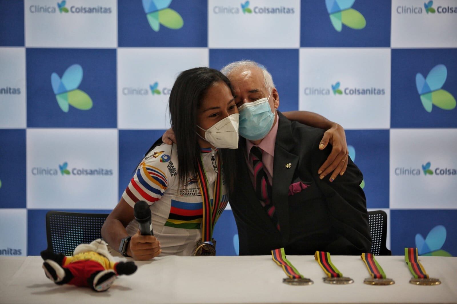 Luz Karime Garzón Patinadora Campeona Mundial de Patinaje, entrega la medalla que ganó al  doctor Jorge Ramírez