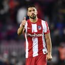 Luis Suarez of Atletico Madrid greets his supporters after the LaLiga Santander match between FC Barcelona and Club Atletico de Madrid at Camp Nou on February 6, 2022 in Barcelona, Spain. (Photo by Jose Breton/Pics Action/NurPhoto via Getty Images)