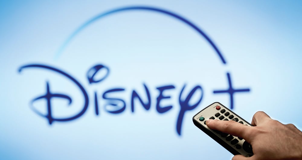 Ahora esta particular historia llega nuevamente a las pantallas de Disney+, pero con un nuevo elenco. La versión se llamará Mi pobre y dulce angelito y tendrá como protagonista al actor inglés Archie Yates, de 12 años de edad, el mismo que actúa en Jojo Rabbit junto a Scarlett Johansson.