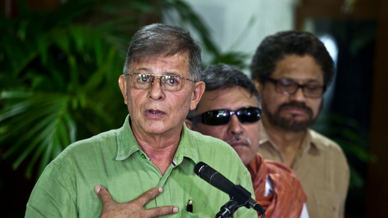 En esta imagen del 10 de agosto de 2013, el excomandante de las FARC Rodrigo Granda, alias Ricardo Téllez, durante una conferencia de prensa al cierre de una ronda de negociaciones de paz con el gobierno colombiano en La Habana. (AP Foto/Ramón Espinosa, Archivo)