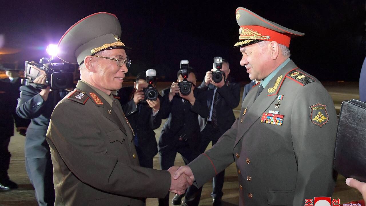El ministro de Defensa ruso, Sergei Shoigu, visita Corea del Norte.