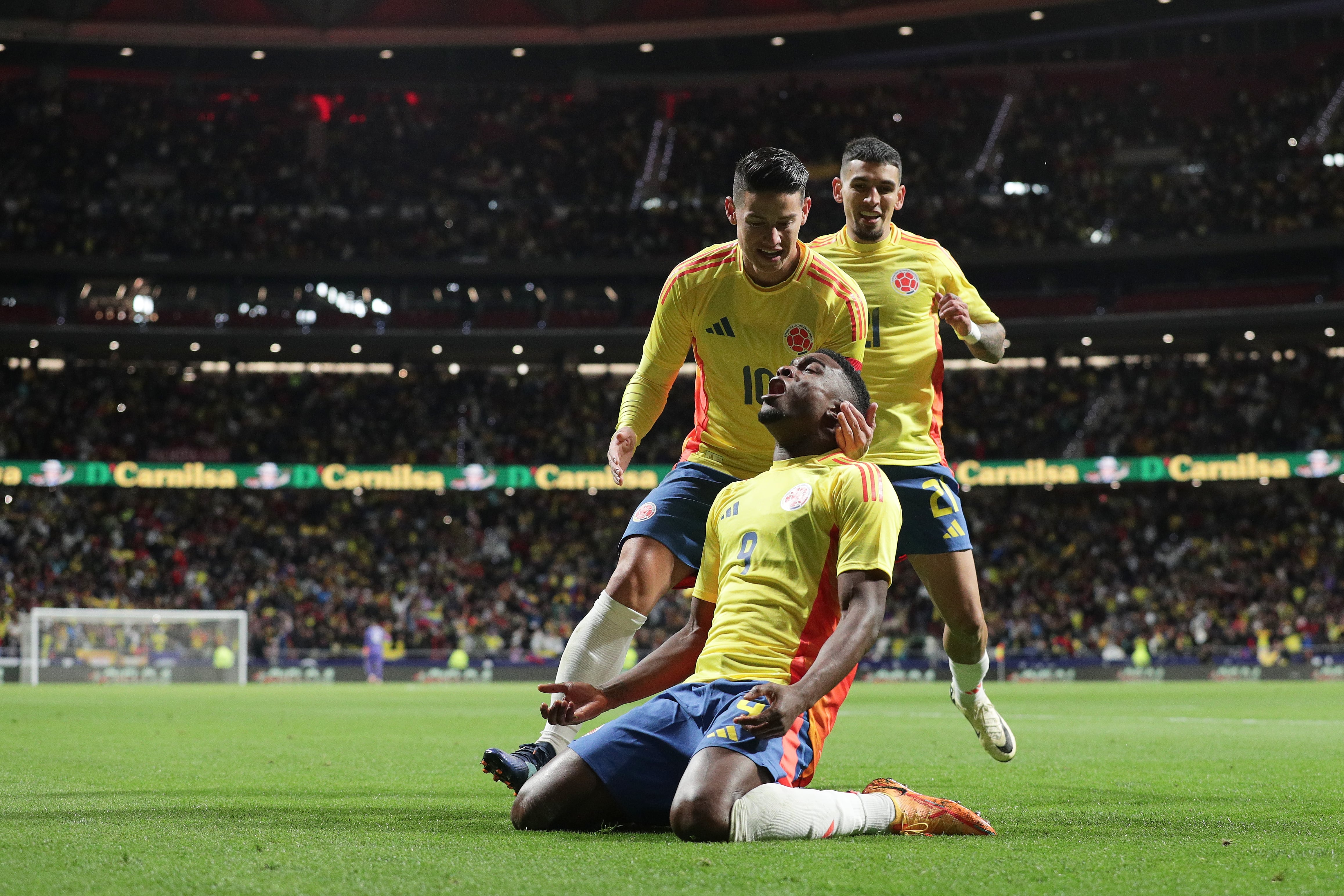 MADRID, SPAIN - MARCH 26: Jhon Cordoba (2ndL) of Colombia celebrates scoring their opening goal with teammates James Rodriguez (L) and Daniel Munoz (R) during the friendly match between Romania and Colombia at Civitas Metropolitan Stadium on March 26, 2024 in Madrid, Spain. (Photo by Gonzalo Arroyo Moreno/Getty Images) (Photo by Gonzalo Arroyo Moreno/Getty Images)