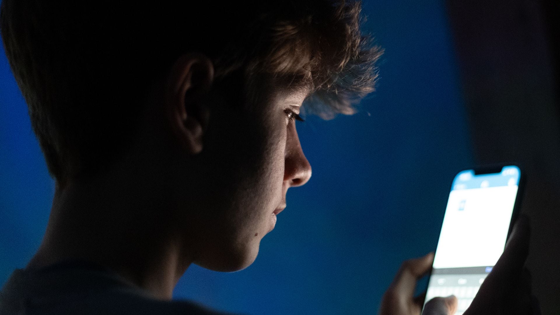 Relación entre pantallas y desarrollo cerebral temprano en niños.