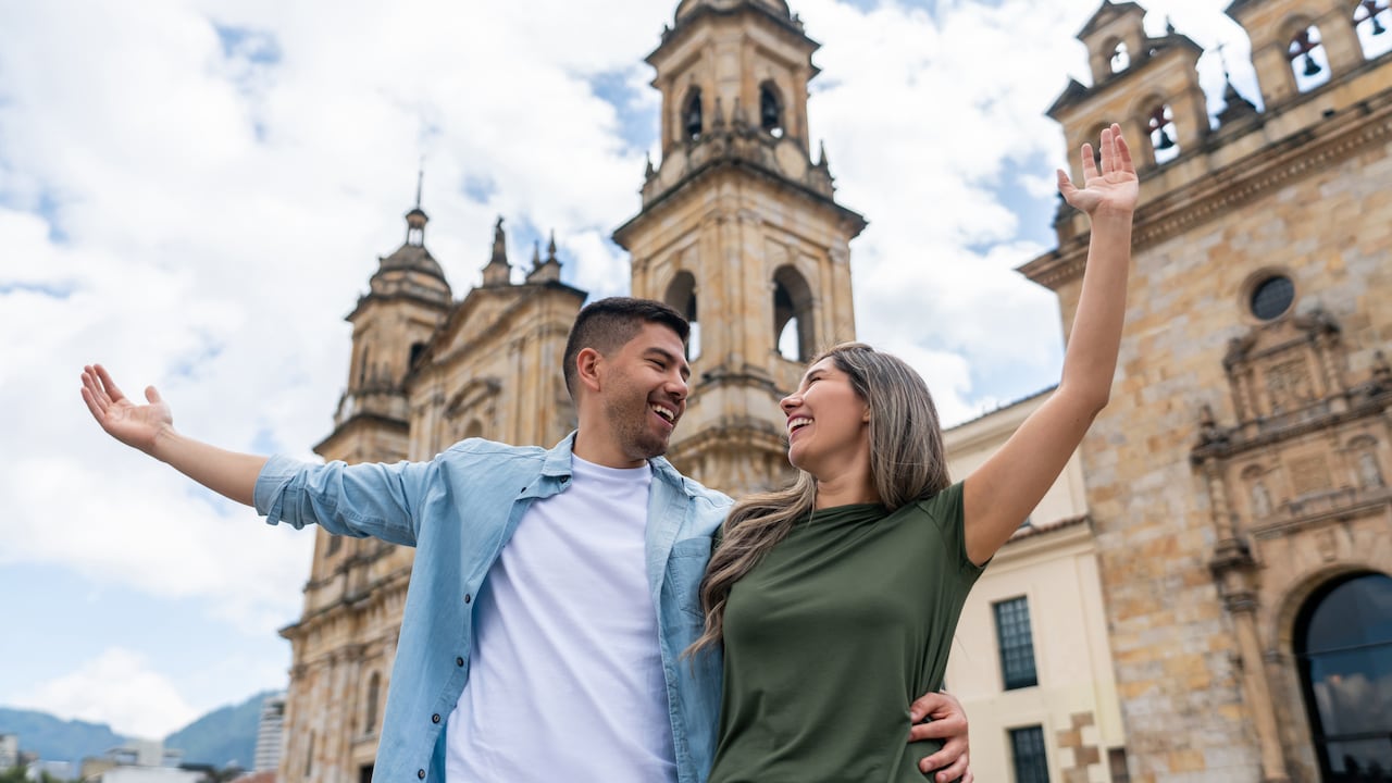 Los turistas pueden disfrutar un paseo por la Plaza de Bolívar.