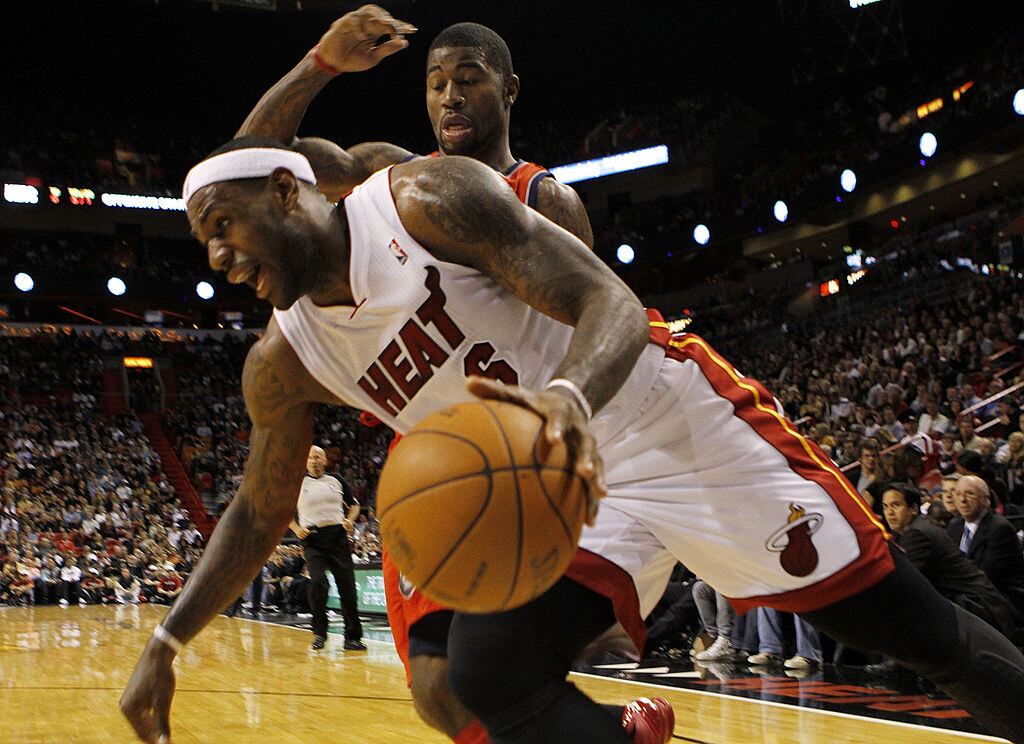 LeBron James enfrentando a Terrence Williams.