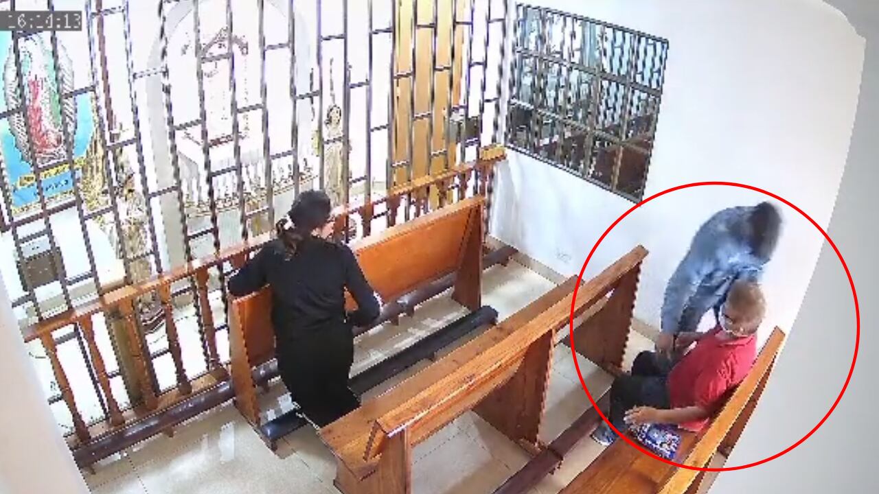 Video: ladrón entró a un oratorio en Bogotá y atracó a dos señoras; a una la sorprendió cuando se encotraba de rodillas rezando