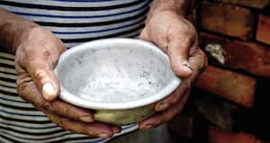 Los 24 bancos de alimentos del país, que atienden a 1,18 millones de personas, estiman que una tercera parte de la comida se bota en Colombia, lo que equivale a 9,7 millones de toneladas al año. De ese monto, 40 por ciento se pierde desde la producción agrícola por falta de vías o de compradores.