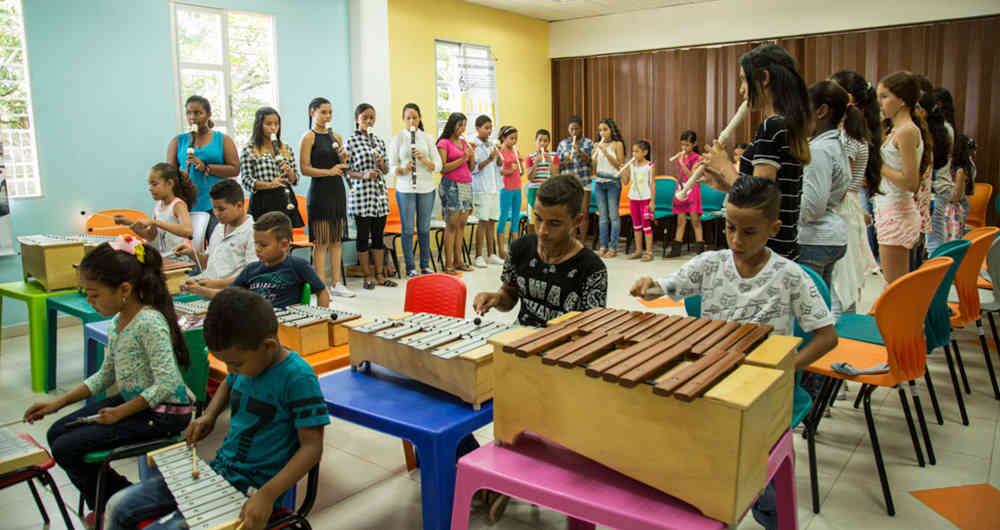 Esta intervención social forma niños y niñas entre 6 y 18 años en conocimientos de lectoescritura musical y otras destrezas. 