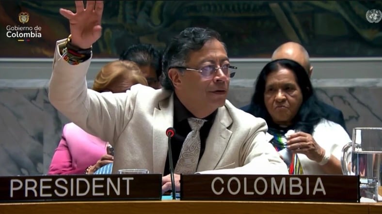 El presidente Gustavo Petro pidió que no le sacaran fotos haciendo un gesto en particular.