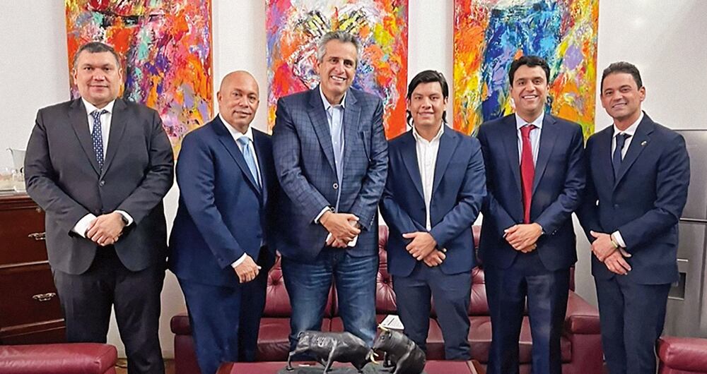 Ape Cuello (último de izquierda a derecha), acompañado del saliente ministro del Interior, Luis Fernando Velasco, y algunos alcaldes del Cesar.