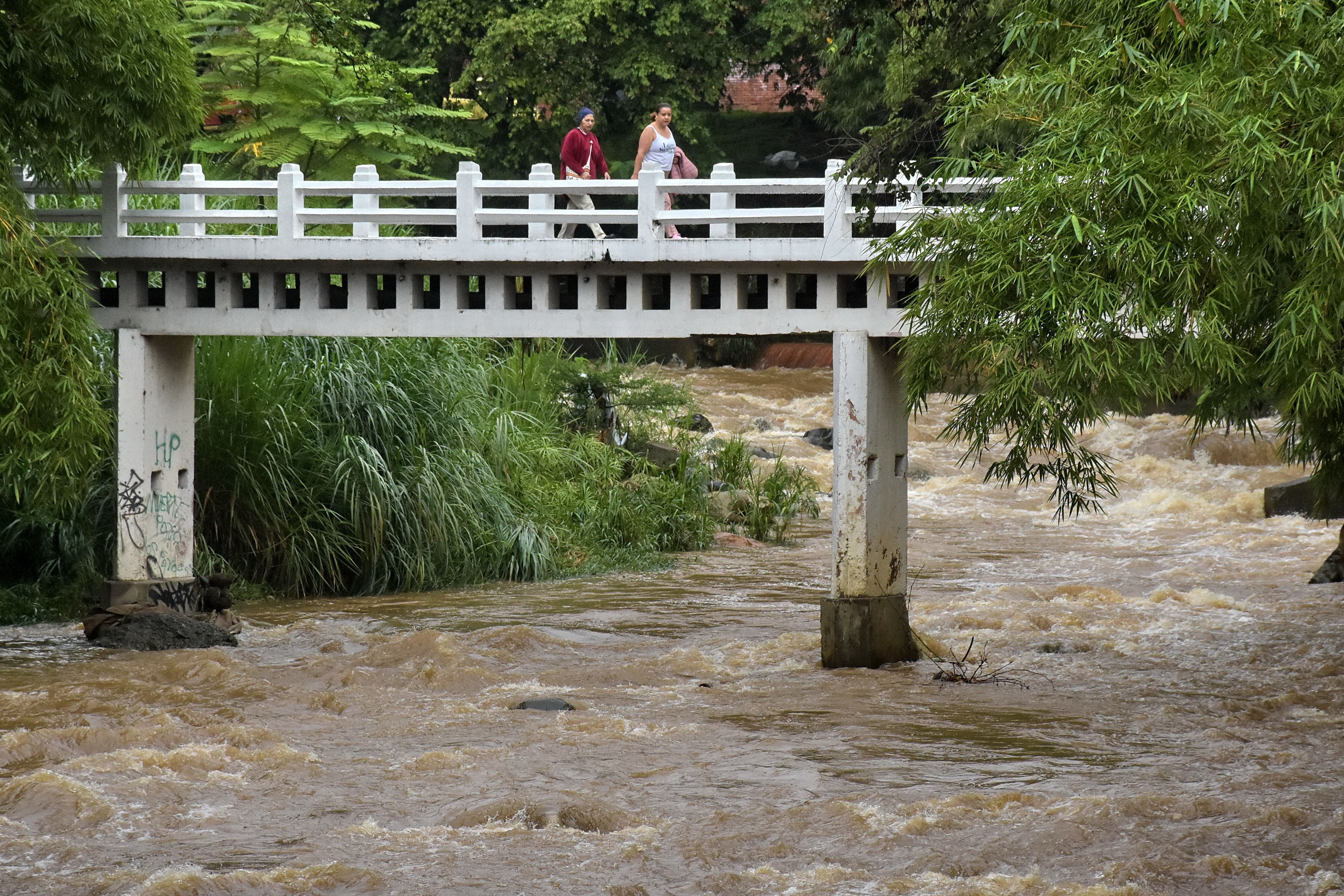 Debido a la temporada de lluvias que por este mes azota la capital vallecaucana, el incremento en el caudal de los ríos de la ciudad es evidente.