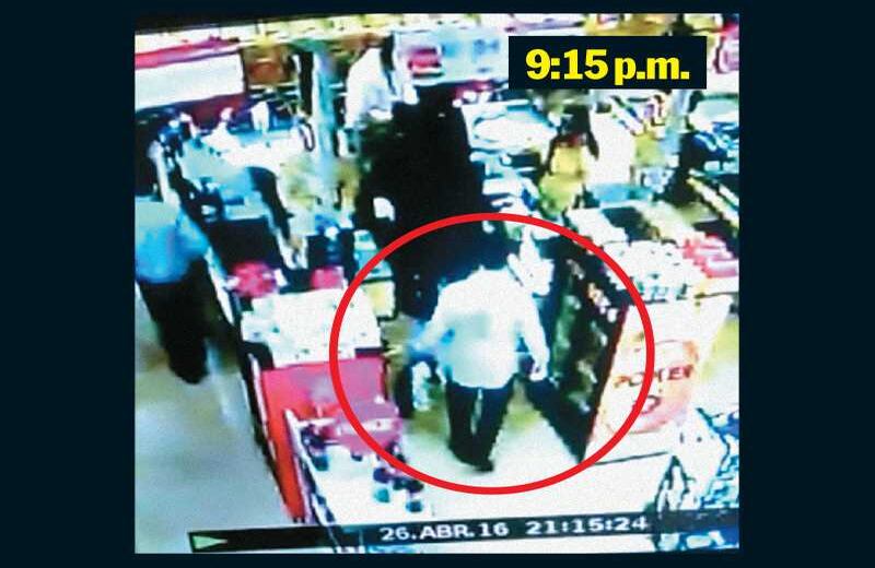  Las cámaras de un almacén de cadena captaron a Correa realizando algunas compras a las 9:15 de la noche.