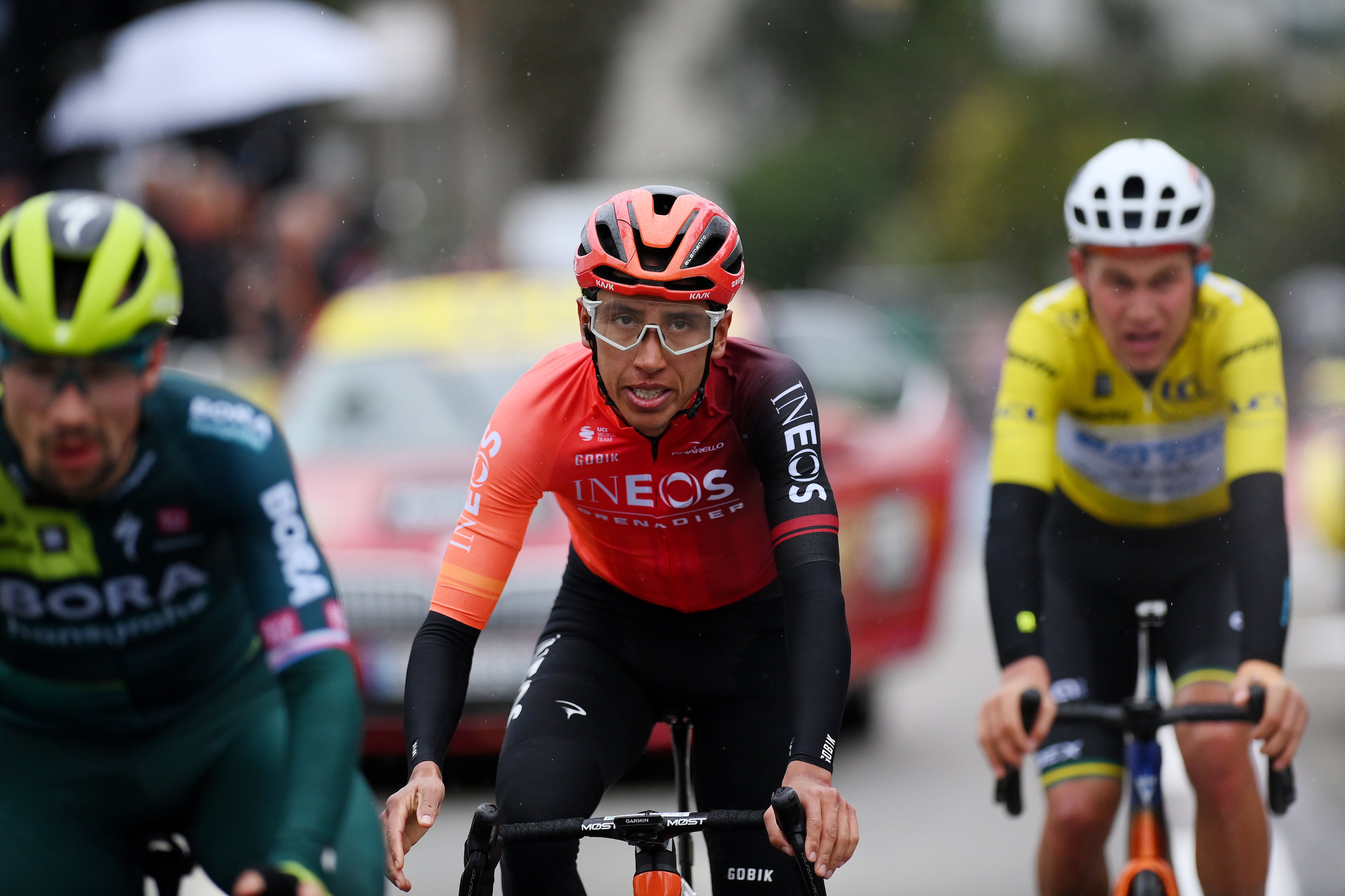 Egan Bernal cruzando la meta en la etapa 6