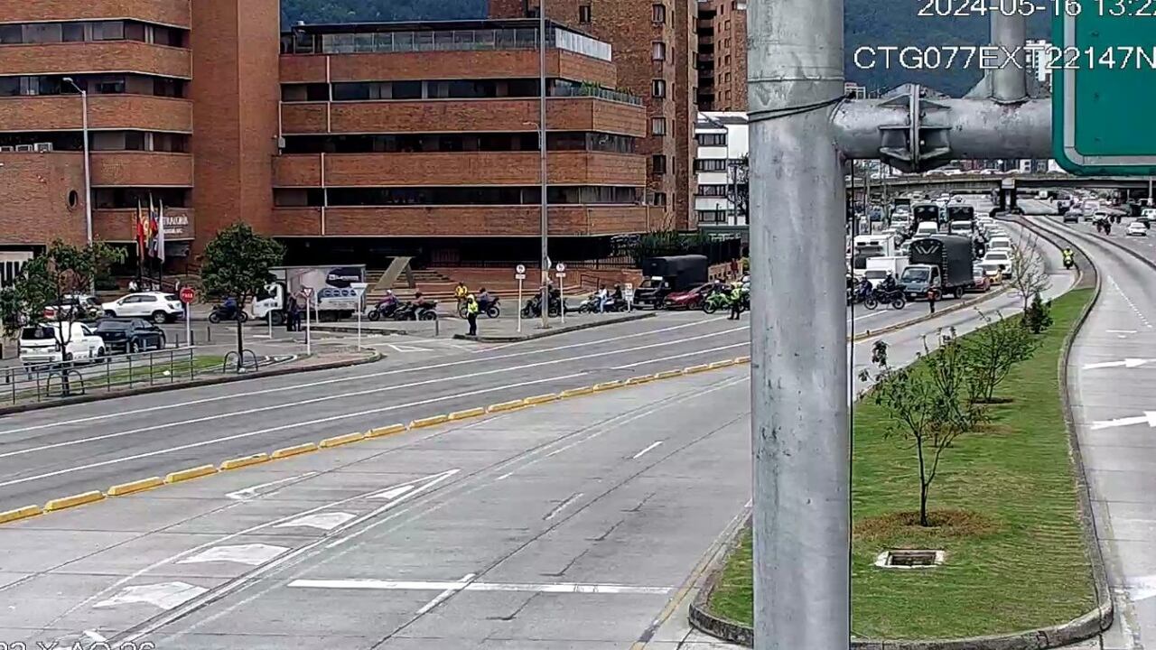 La Policía realizando desvíos sobre la calle 26.