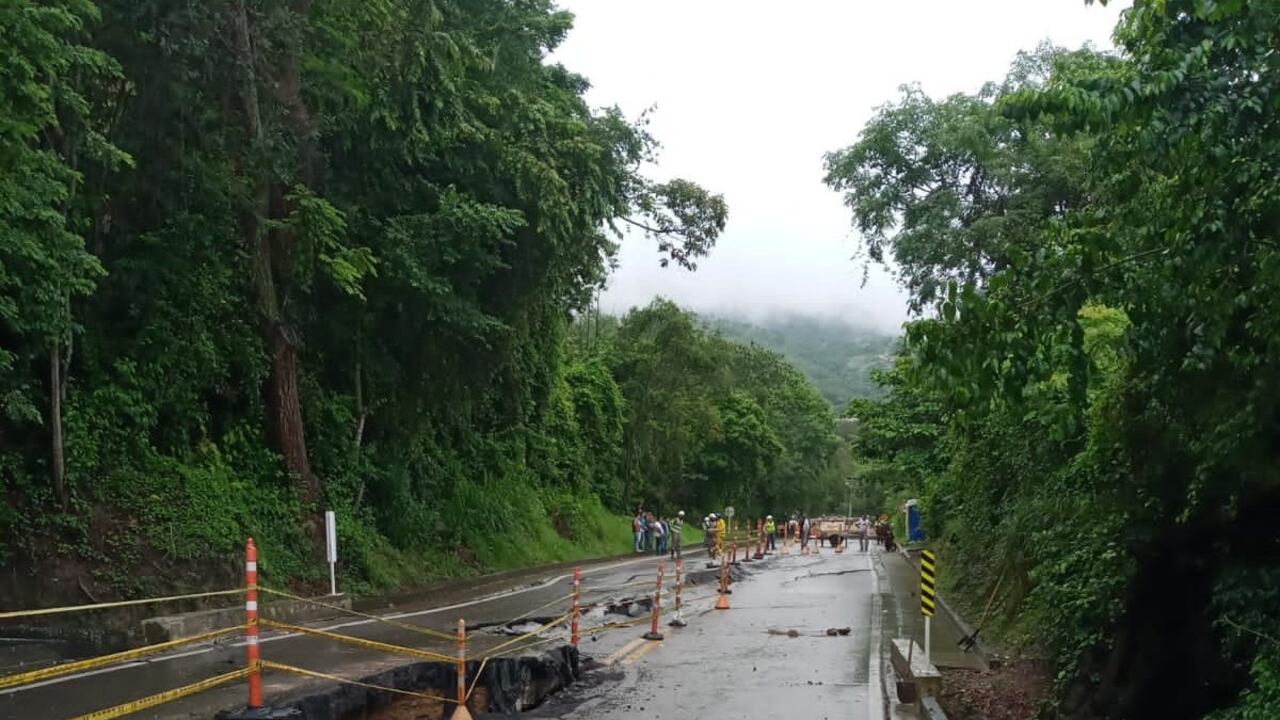 En la zona, de acuerdo con el Instituto de Infraestructura y Concesiones de Cundinamarca, también se han registrado derrumbes.