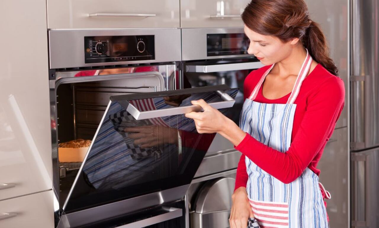 Los hornos vienen de diferentes tamaños. Hay unos que los empotran en el diseño de la cocina y hay otros más pequeños que son portables.