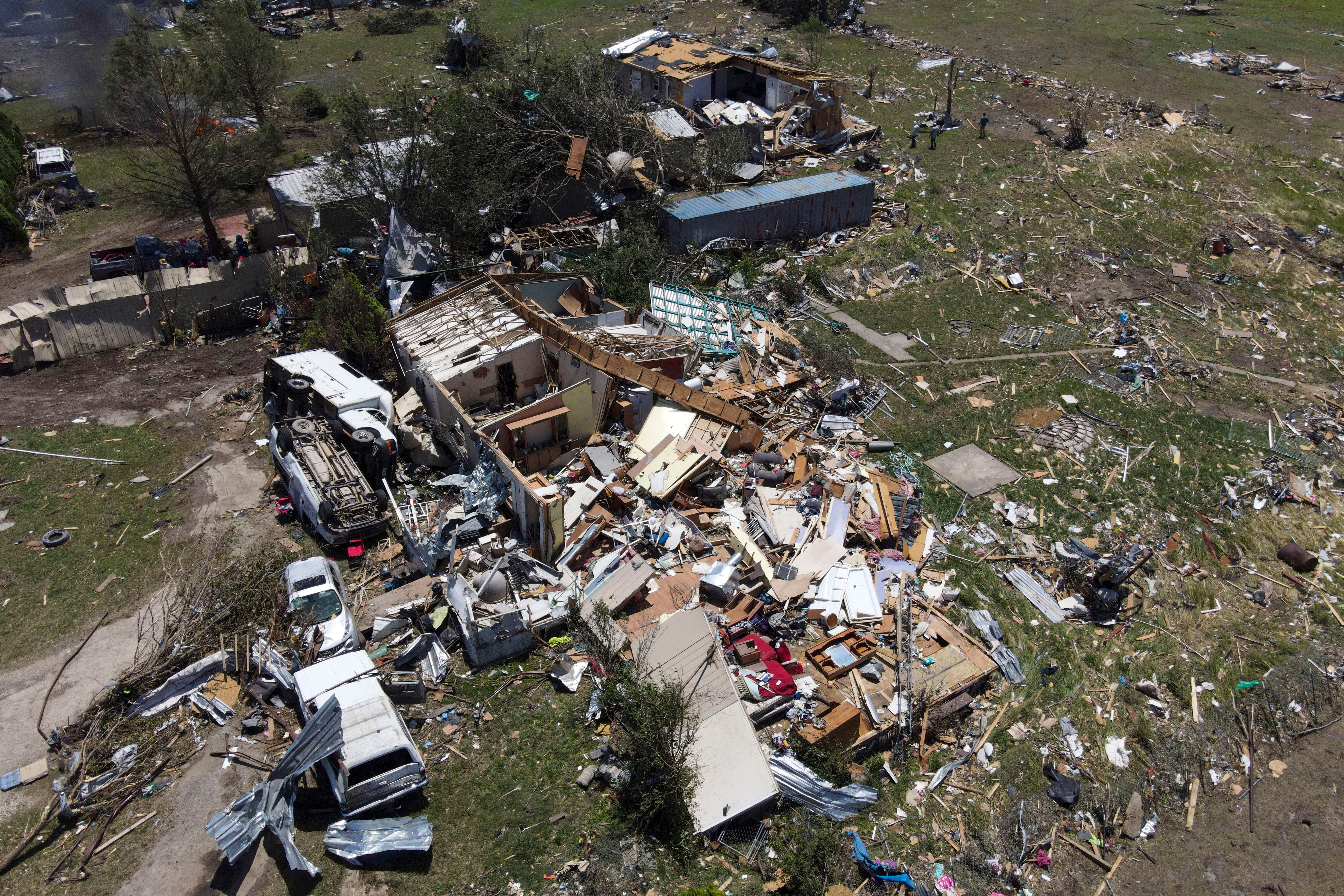 Se ven casas destruidas después de que un tornado mortal azotara la noche anterior, el domingo 26 de mayo de 2024, en Valley View, Texas. Poderosas tormentas dejaron un amplio rastro de destrucción el domingo en Texas, Oklahoma y Arkansas después de arrasar casas y destruir una parada de camiones donde los conductores se refugiaban durante el último clima mortal que azotó el centro de Estados Unidos.