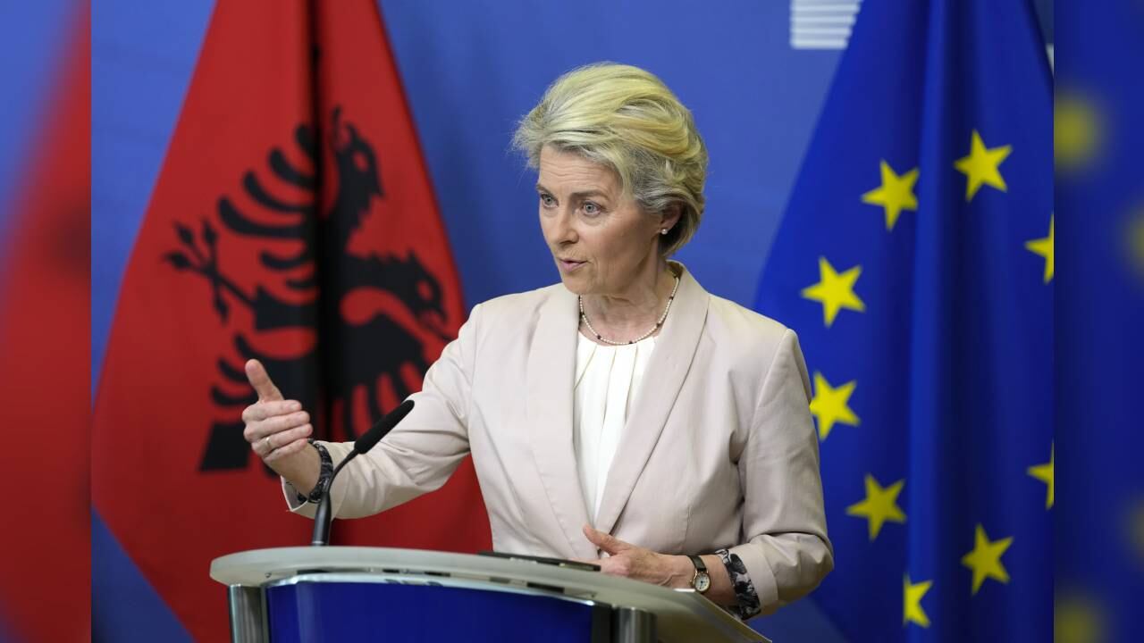 La presidenta de la Comisión Europea, Ursula von der Leyen, se dirige a una conferencia de prensa en la sede de la UE en Bruselas. Foto: AP/Virginia Mayo.