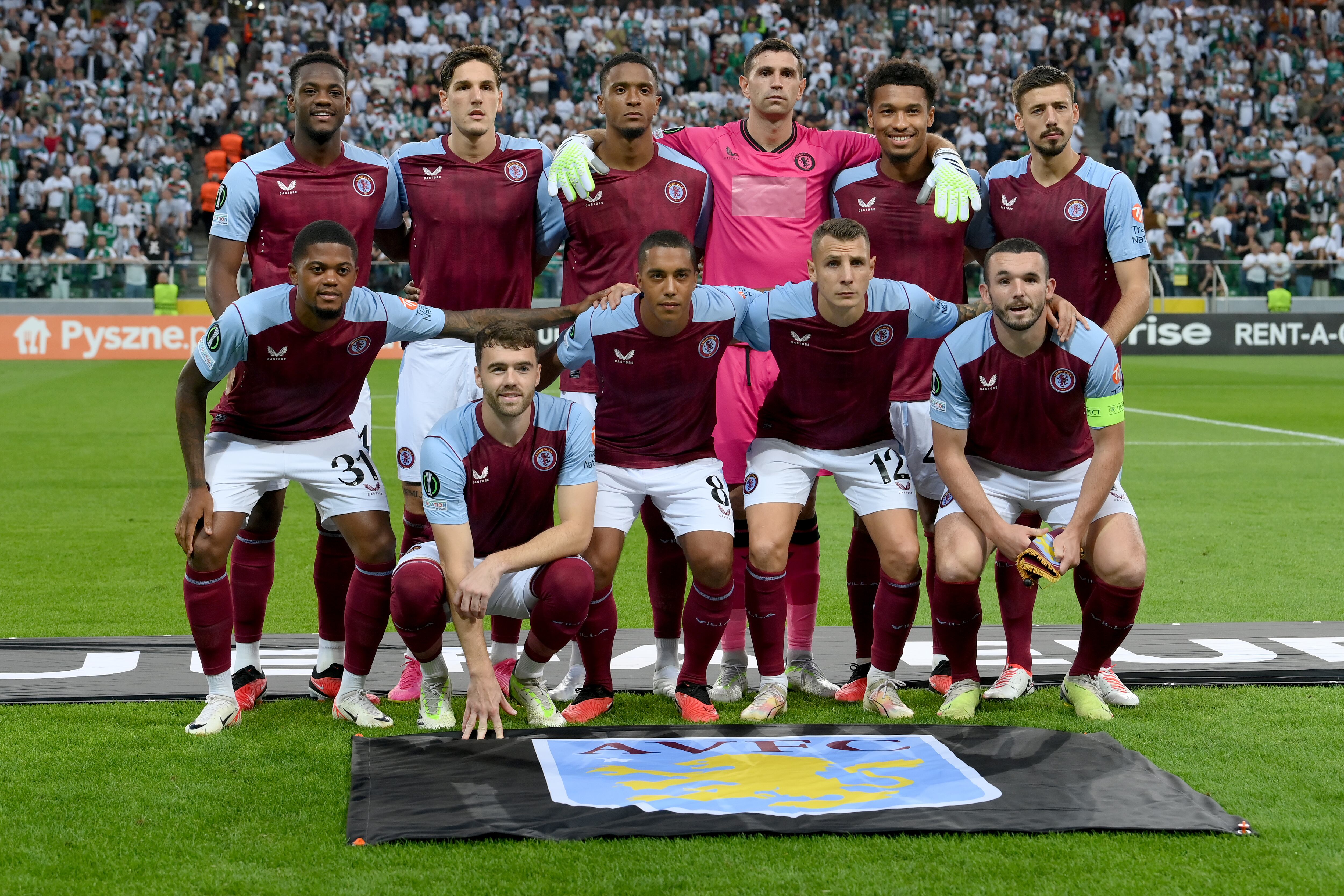 VARSOVIA, POLONIA - 21 DE SEPTIEMBRE: Los jugadores del Aston Villa posan para una foto de equipo antes del partido de la fase de grupos de la UEFA Europa Conference League 2023/24 entre Legia Warszawa y Aston Villa FC en el estadio municipal del Marshall Jozef Pilsudski el 21 de septiembre de 2023 en Varsovia , Polonia. (Foto de Adam Nurkiewicz/Getty Images)