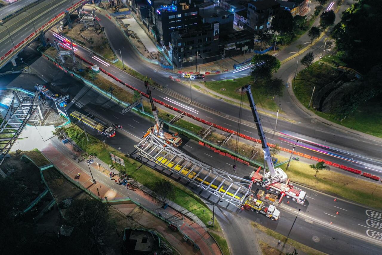 Izaje de importante estructura del ciclopuente de la calle 80 con avenida Boyacá