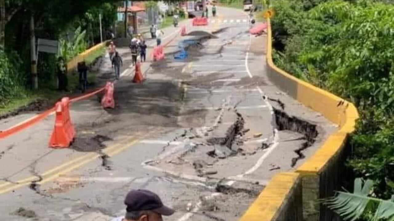 Vía que de La Pintada conduce hacia Santa Bárbara, Antioquia, afectada por grietas.