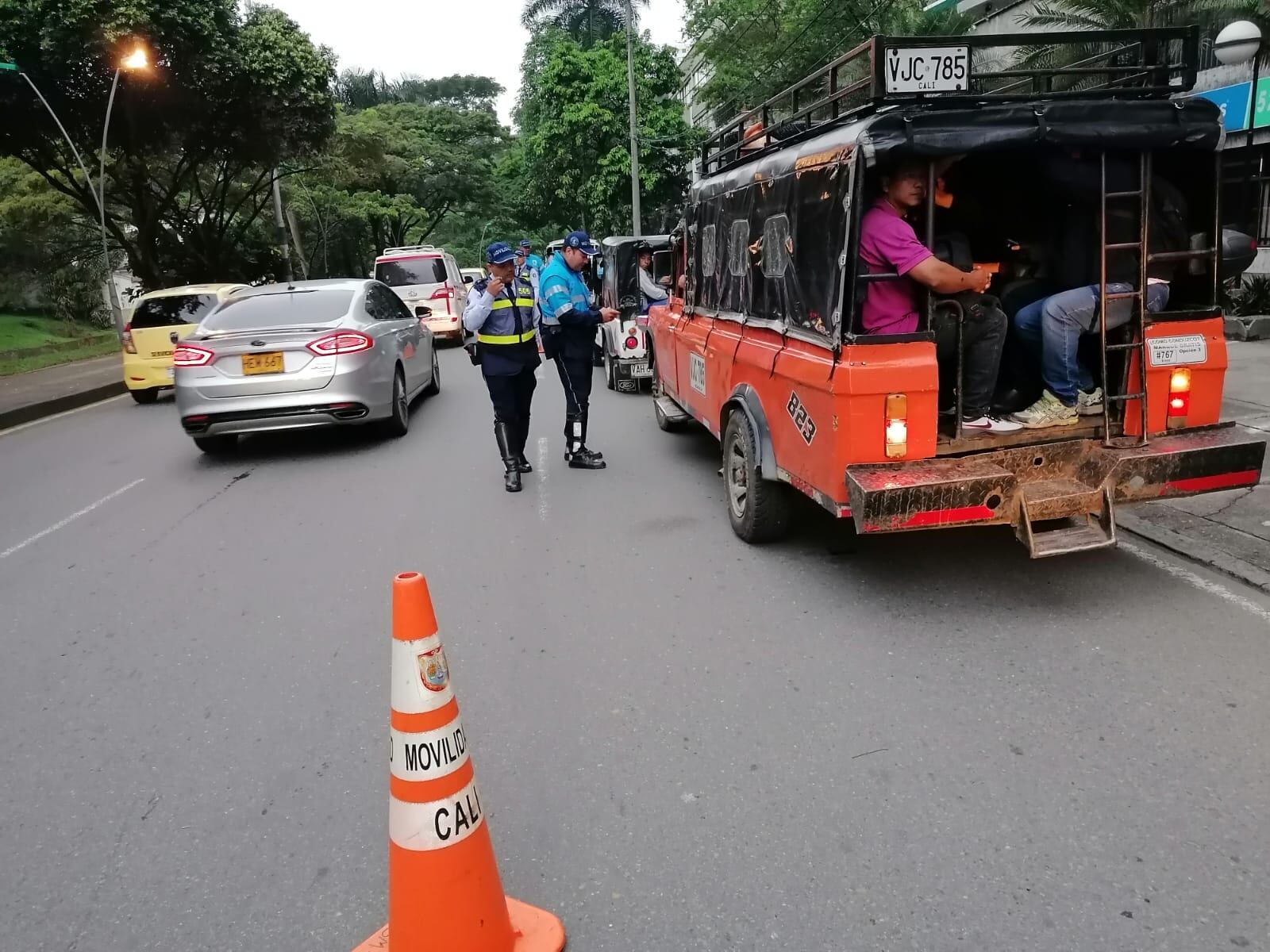 Movilidad Cali realizó operativos de control a vehículos tipo guala.