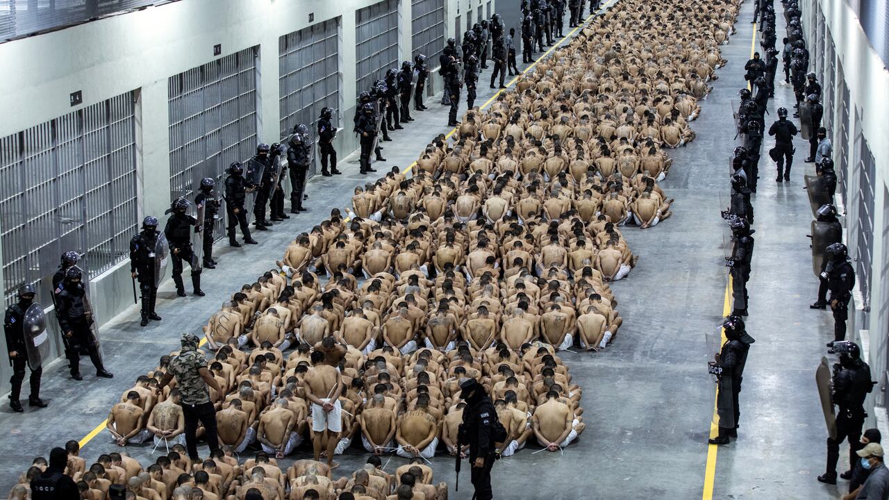 Al menos 142 prisioneros han muerto en las cárceles salvadoreñas. (Foto por OFICINA DE PRENSA DE LA PRESIDENCIA DE EL SALVADOR / AFP)
