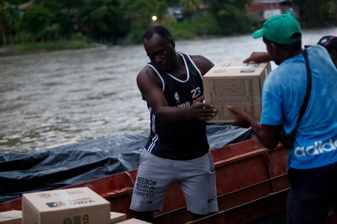 víctimas en el Registro Único de Víctimas (RUV) de Barracón, Buenas Brisas, Cañaveral, Chambacú, Charco Hondo, Charco Largo, San Agustín y Barranconcito, reciben esta semana 586 kits alimentarios y de aseo.