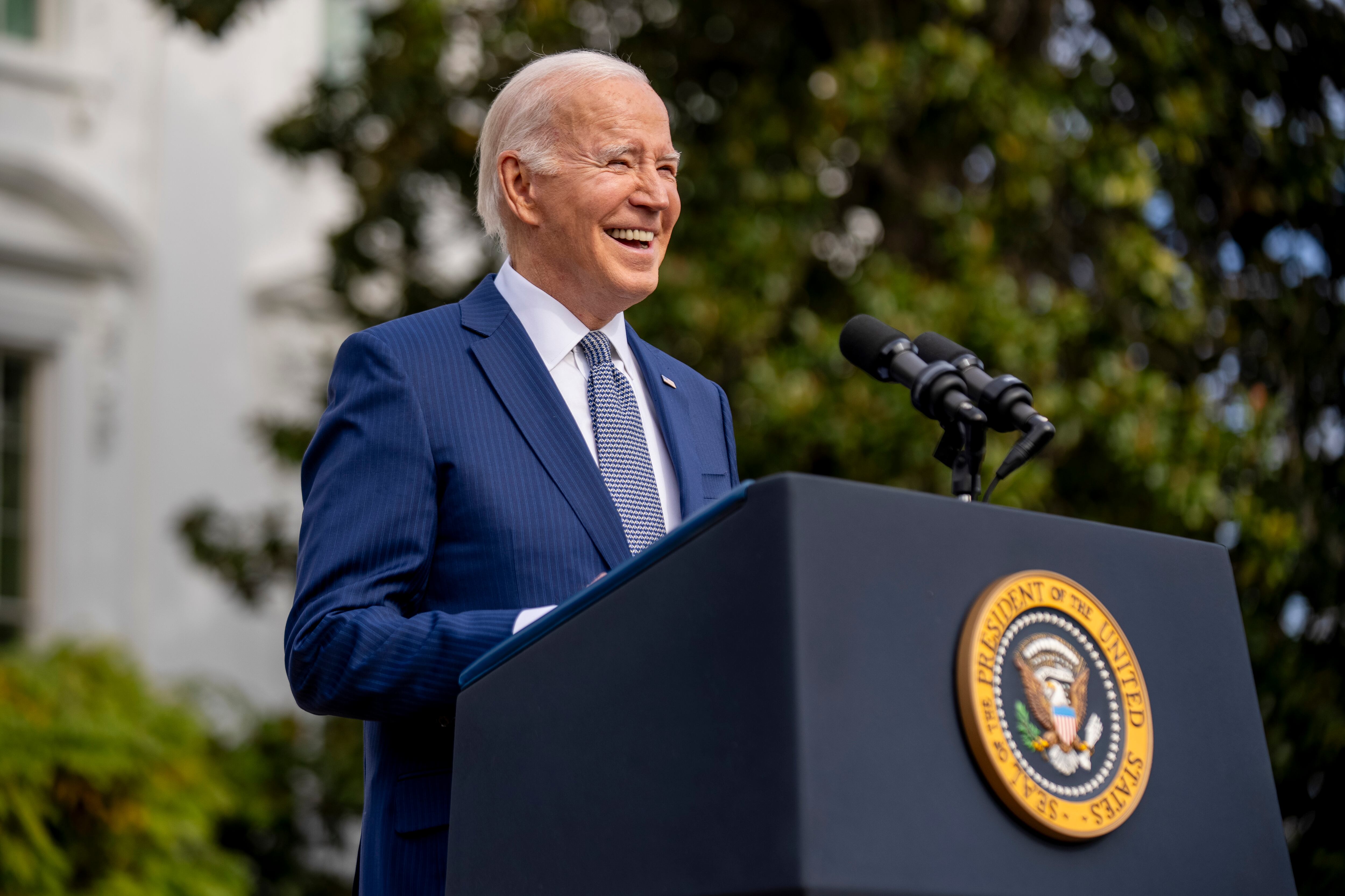 El presidente Joe Biden habla antes de indultar a los pavos nacionales del Día de Acción de Gracias, Liberty y Bell, en una ceremonia en el jardín sur de la Casa Blanca en Washington, el lunes 20 de noviembre de 2023
