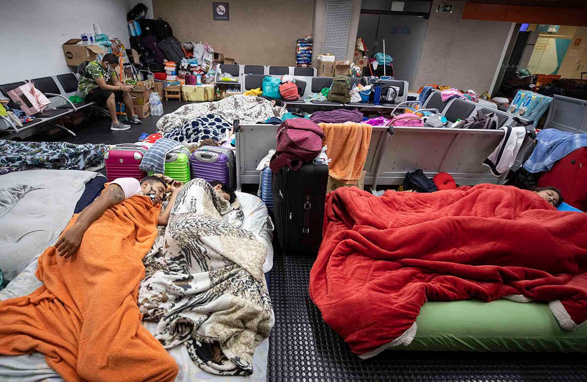 Estos colombianos son noticia en Brasil porque llevan varios días viviendo en el aeropuerto internacional de Sao Paulo. Son turistas y migrantes sin trabajo que están esperando un vuelo humanitario para volver al país. Foto: Andre Penner/ AP