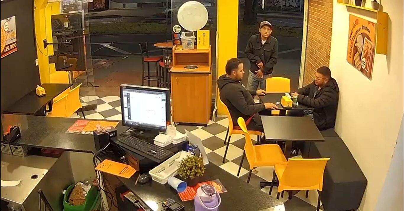 Dos delincuentes intimidaron a los clientes del sitio.