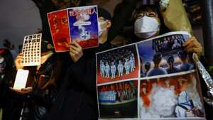 Protesta solidaria en Tokio contra los confinamientos por COVID-19 en China.