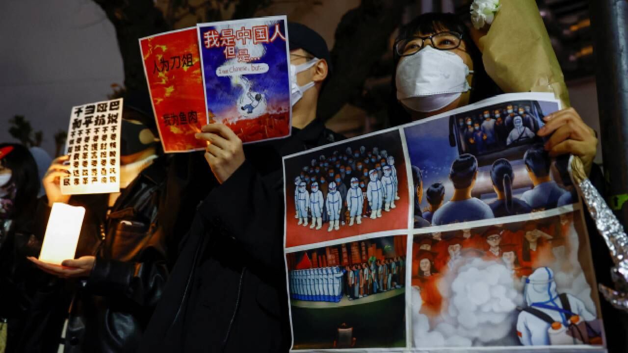 Protesta solidaria en Tokio contra los confinamientos por COVID-19 en China.